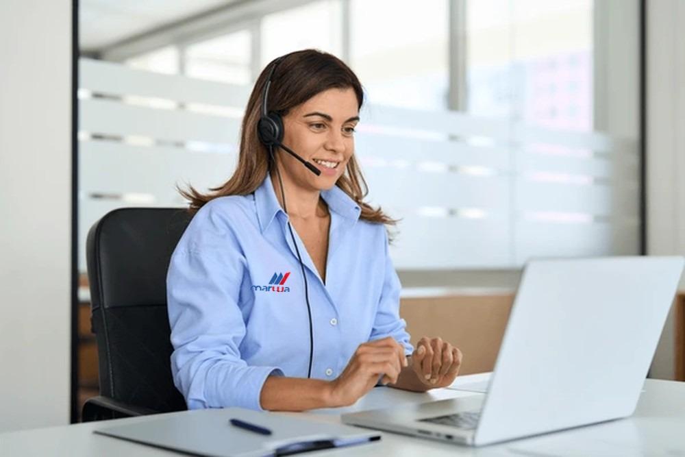 Asesora comercial de MARWA atendiendo a un cliente